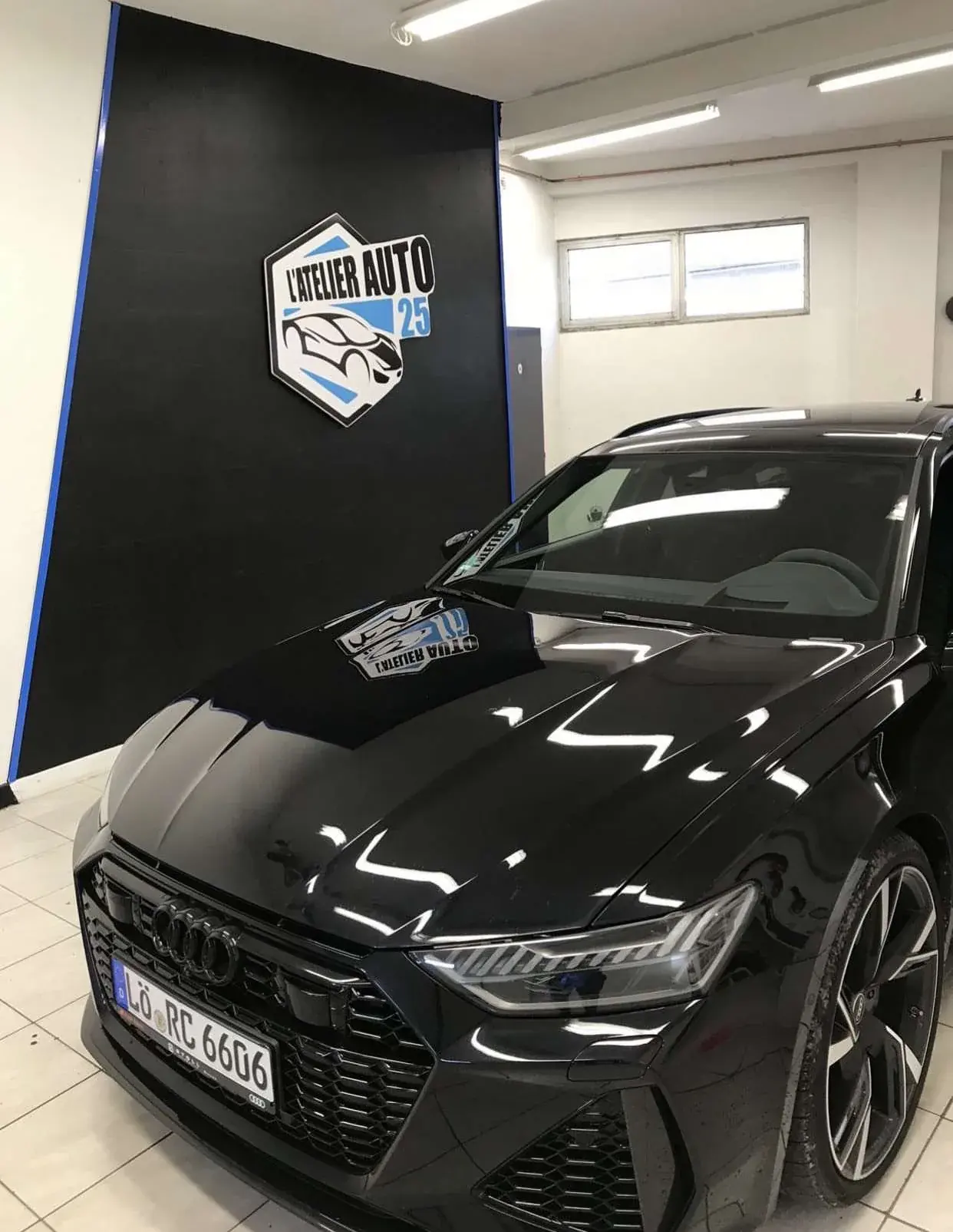 Voiture fraîchement nettoyée dans l'atelier Atelier Auto 25