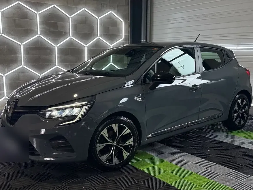 Renault Clio nettoyée à l'atelier